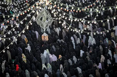  دعا برای سلامتی رئیس جمهور در حرم مطهر رضوی