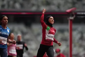 در آغوش کشیدن فرزانه فصیحی توسط همسرش + فیلم
