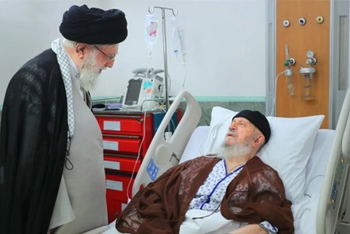 فیلم | لحظاتی از گفت‌وگوی رهبر معظم انقلاب در جریان عیادت از آیت‌الله مکارم‌شیرازی