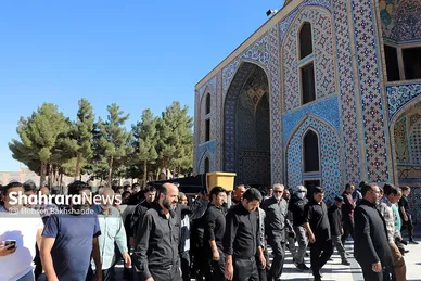 عکس‌هایی از تشییع پیکر پدر خداداد عزیزی در مشهد