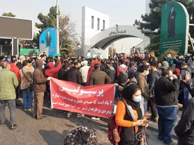 اعتراض شدید هواداران پرسپولیس مقابل وزارت ورزش+ عکس| می&zwnj;خواهند استقلال را قهرمان کنند!