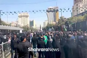 ویدئو | عزاداری زائران به سمت حرم مطهر رضوی در سالروز شهادت امام مهربانی&zwnj;ها در خیابان امام&zwnj;رضا(ع)