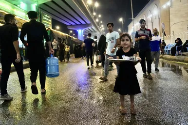 خادمان کوچک زائران پیاده اربعین