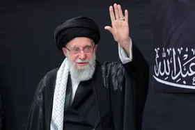 &laquo; ای ایران بخوان&raquo; برروی دیوارنگاره میدان انقلاب تهران + عکس