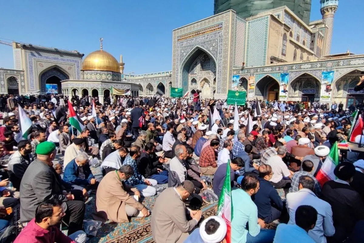تجمع مردمی در اعلام انزجار از جنایات رژیم غاصب صهیونیستی در حرم مطهر رضوی + فیلم