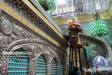 آیین تعویض گل‌های ضریح مطهر رضوی