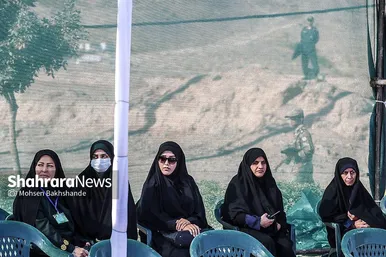 مراسم رژه هفته دفاع مقدس در مشهد برگزار شد