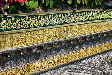 تعویض پرچم گنبد و پوش ضریح امام رضا (ع)