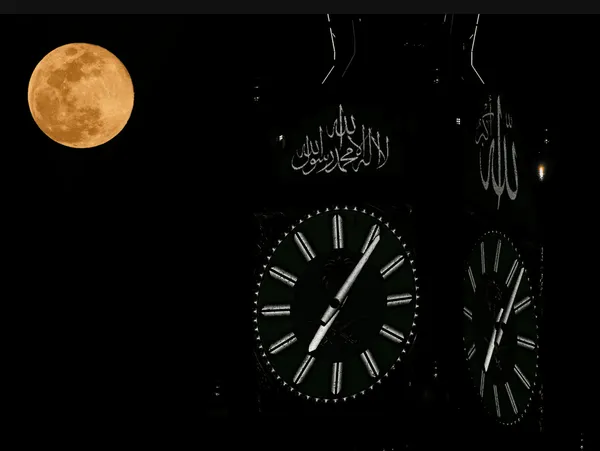 ابرماه زمستانی یا «ماه گرگ» آسمان شب جهان را روشن کرد + عکس
