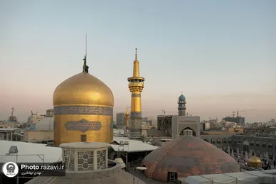 تعویض پرچم گنبد و پوش ضریح مطهر حرم رضوی همزمان با سوم ربیع الاول