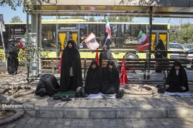 گزارش تصویری | تشکیل بزرگترین زنجیره انسانی جان فدا توسط مردم و دانشجویان مشهدی در دانشگاه فردوسی
