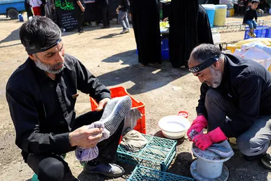زائران پیاده در مسیر حرم مطهر رضوی