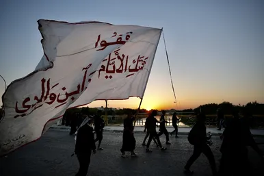 زائران پیاده در مسیر کربلا ۲