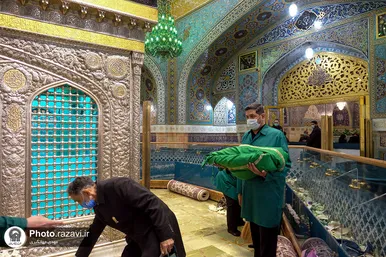 تعویض پرچم گنبد و پوش ضریح مطهر حرم رضوی همزمان با سوم ربیع الاول
