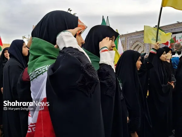 مهر وطن بر قلب | حضور پرشور دختران مشهدی در اجتماع بزرگ «مشت‌های گره کرده» در حرم مطهر رضوی + فیلم و تصاویر