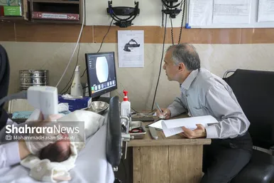 پزشک نتایج تصویربرداری را برای تصمیم‌گیری درمانی ارزیابی می‌کند.