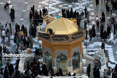 عکس‌هایی از مراسم تعویض پرچم گنبد حرم امام رضا (ع) (۱۷ شهریور ۱۴۰۳)