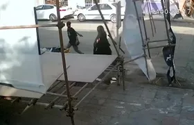 فیلم | سقوط داربست یک ستاد تبلیغاتی روی شهروندان در آبادان