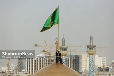 تعویض پرچم گنبد و پوش ضریح امام رضا(ع)