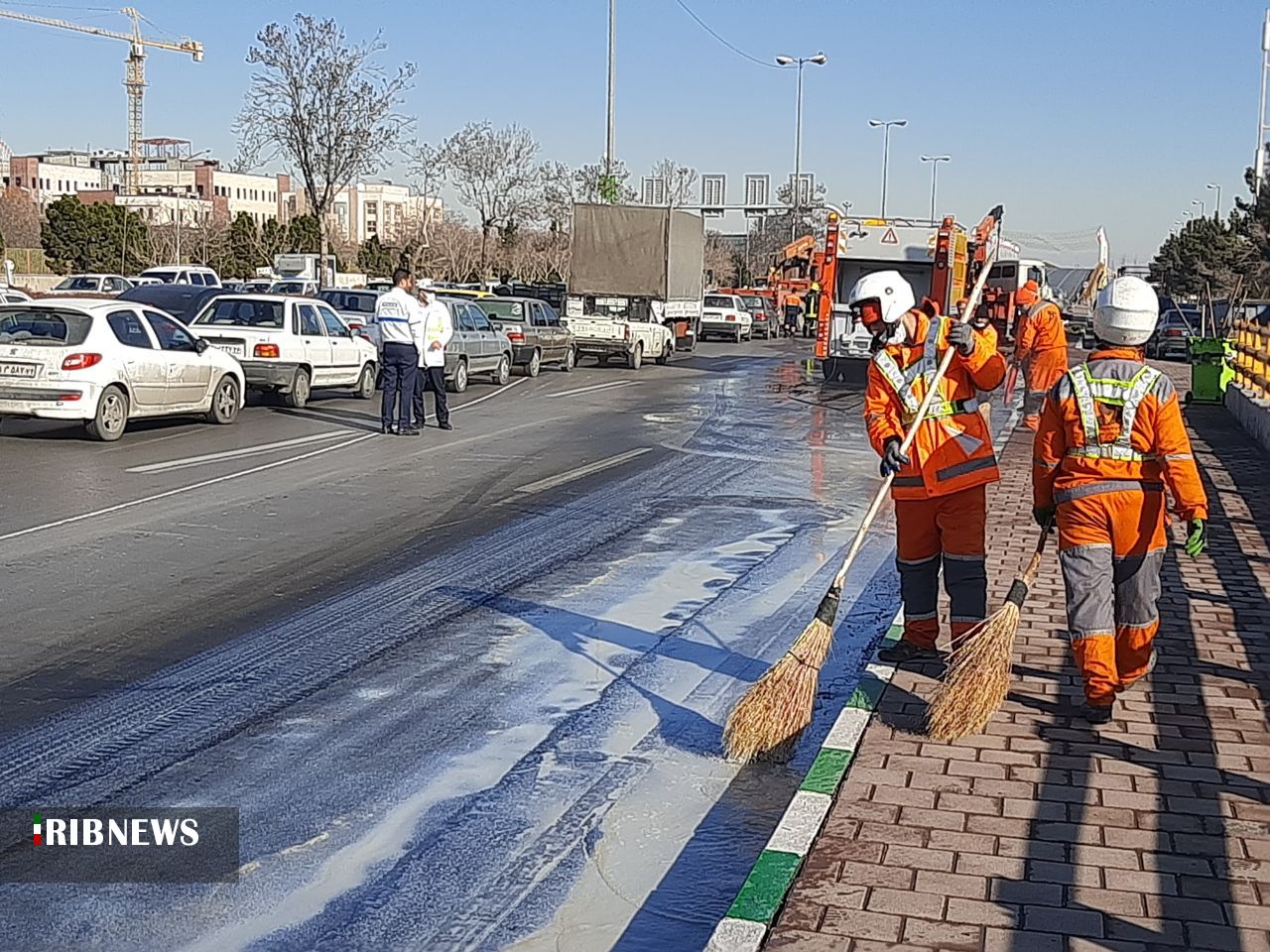 واژگونی کامیون و ایجاد ترافیک شدید در بزرگراه شهید کلانتری مشهد + فیلم (۱۳ بهمن‌ماه ۱۴۰۰)