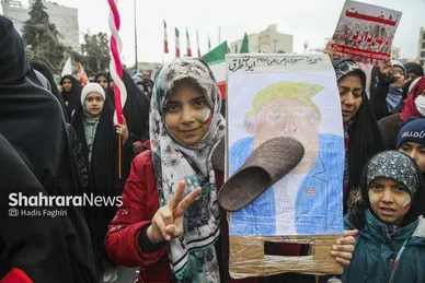 گزارش تصویری |نسل امروز، قلم به دست؛ راهپیمایی ۲۲ بهمن به روایت دست‌های کوچک و آرزوهای بزرگ