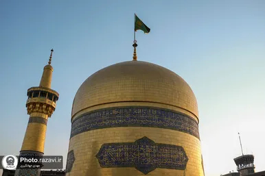 تعویض پرچم گنبد و پوش ضریح مطهر حرم رضوی همزمان با سوم ربیع الاول