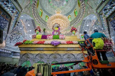 عکس‌هایی از گل‌آرایی ضریح شش گوشه امام حسین(ع)