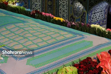 تعویض پرچم گنبد و پوش ضریح امام رضا(ع)