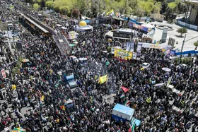 حمله هوایی دشمن به تهران و کرج | پاسخ &laquo;الله اکبر&raquo; راهپیمایان تهرانی در روز قدس به صدای انفجار در پایتخت (۲۲ اسفند ۱۴۰۴) + فیلم