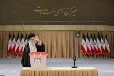 مرحله دوم رأی‌گیری انتخابات چهاردهمین دوره ریاست‌جمهوری با حضور رهبر معظم انقلاب اسلامی