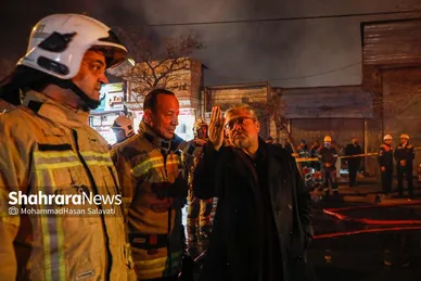 تصاویری از مهارآتش سوزی انبار چوب در میدان توحید مشهد(۵ بهمن ۱۴۰۳)
