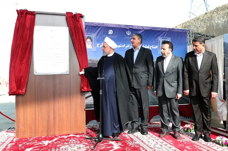 در مراسم افتتاح آزاد راه همت - کرج؛
روحانی: با کمک مردم و همت پزشکان از روزهای سخت عبور می‌کنیم