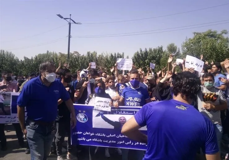 تجمع هواداران استقلال مقابل ساختمان باشگاه| پتکوویچ سرمربی استقلال می‌شود؟