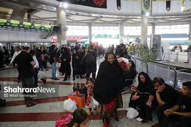 بازگشت زائران پیاده از طریق پایانه مسافربری مشهد در روز پایانی صفر