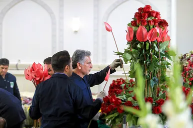 گل آرایی حرم مطهر رضوی در آستانه میلاد امام رضا (ع)
