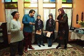 نگاهی به حاشیه&zwnj;های اخیر  سریال &laquo;پایتخت&raquo; | از دعوت از دوقلوها تا انصراف تنابنده