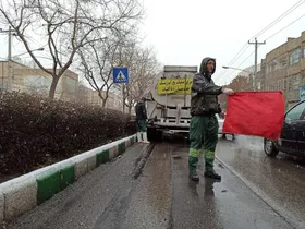 آغاز عملیات یخ&zwnj;آب زمستانه در مشهد | ۸۰۰ باغبان به کمک پاکبان&zwnj;ها آمدند