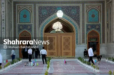 توزیع افطاری در باب الکاظم حرم مطهر امام رضا(ع)