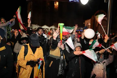 شادی مردم مشهد بعد از برد تیم ملی ایران مقابل ژاپن