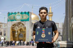 مدال طلای کشتی&zwnj;گیر قهرمان جهان به موزه حرم مطهر رضوی اهدا شد