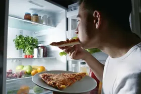 اینفوگرافی| با عجله غذا خوردن چه خطراتی برای سلامتی دارد؟