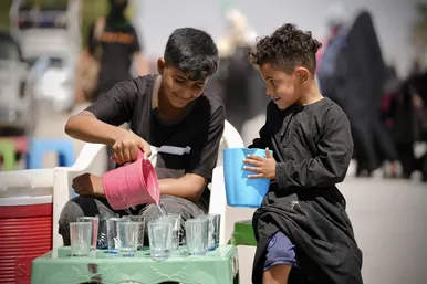 خادمان کوچک زائران پیاده اربعین