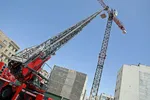 عملیات نجات آتش‌نشانان مشهدی در ارتفاع | گرفتاری کارگر در باکس فلزی جرثقیل + تصاویر
