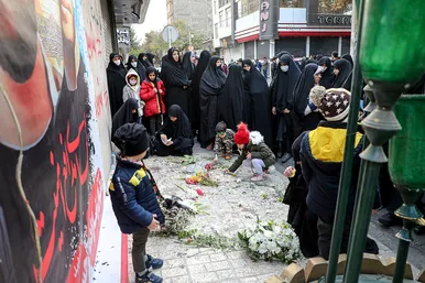 حضور مردم در محل شهادت دو دانشجوی بسیجی در خیابان حر عاملی