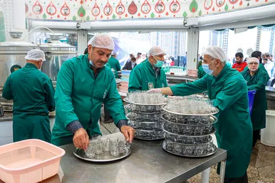 میزبانی قائم‌شهری‌ها از زائران رضوی در چایخانه امام رضا (ع)