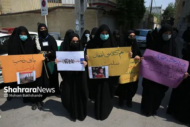 تجمع دانش‌آموزان مشهدی مقابل کنسولگری افغانستان در مشهد