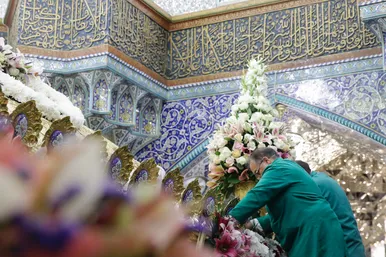 گزارش تصویری | گل آرایی ضریح مطهر حضرت معصومه(س) در قم