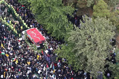 عکس‌هایی از اقامه نماز رهبر انقلاب بر پیکر مجاهد بزرگ شهید اسماعیل هنیه