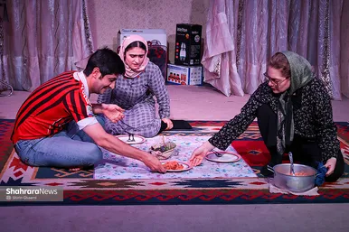 گزارش تصویری | نمایش «شربت زعفران، آویشن، پونه و چند قطره روغن گل مغربی»