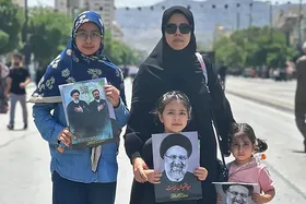 همه برای آخرین دیدار با شهید جمهور آمده&zwnj;اند (۳ خرداد ۱۴۰۳)